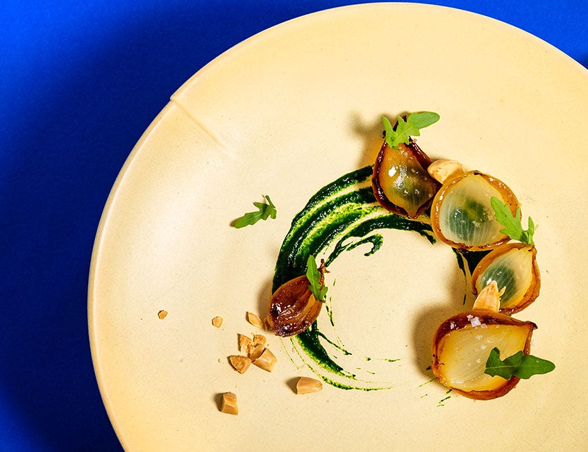 Cebolas assadas com molho de rúcula e amêndoas torradas