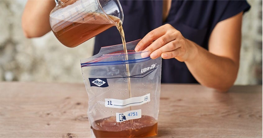 Caldos caseiros de frango e legumes: receita anti-desperdício