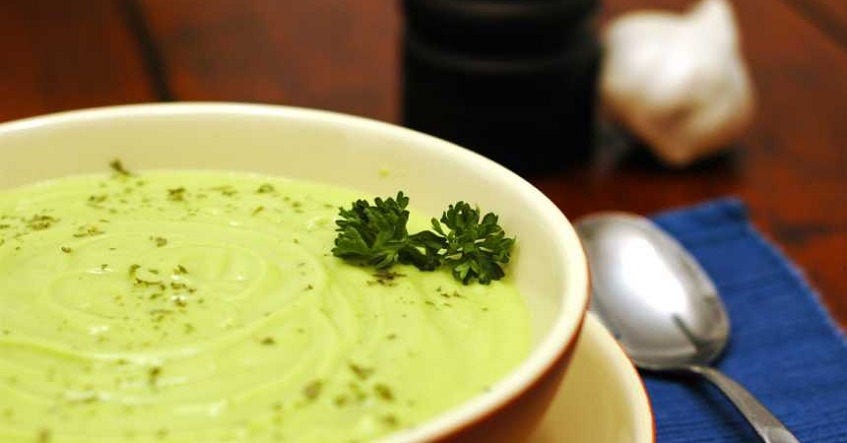 Sopa de abacate cremosa e cheia de sabor