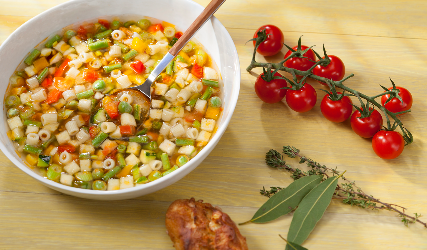 Sopa de legumes minestrone