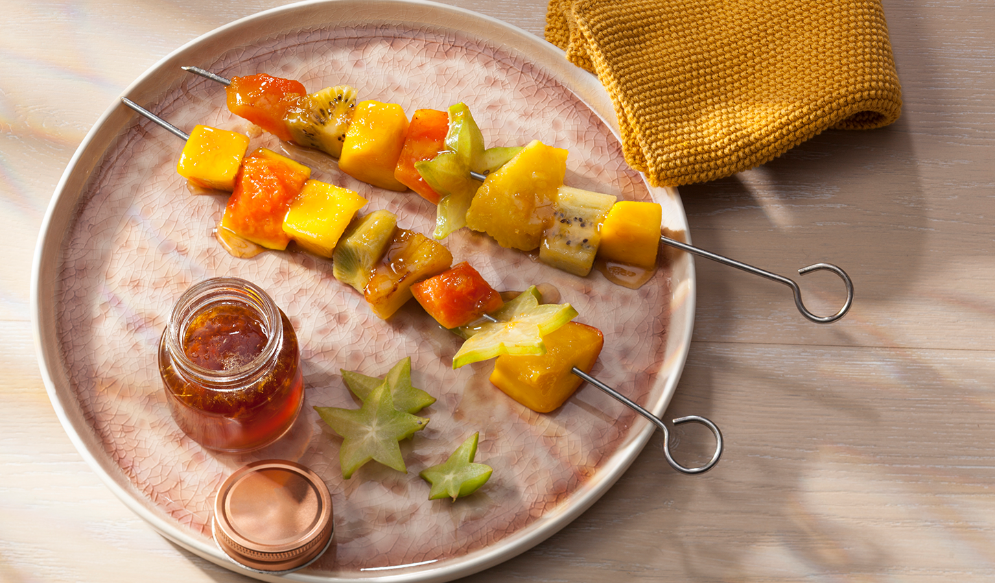 Espetos de frutas tropicais