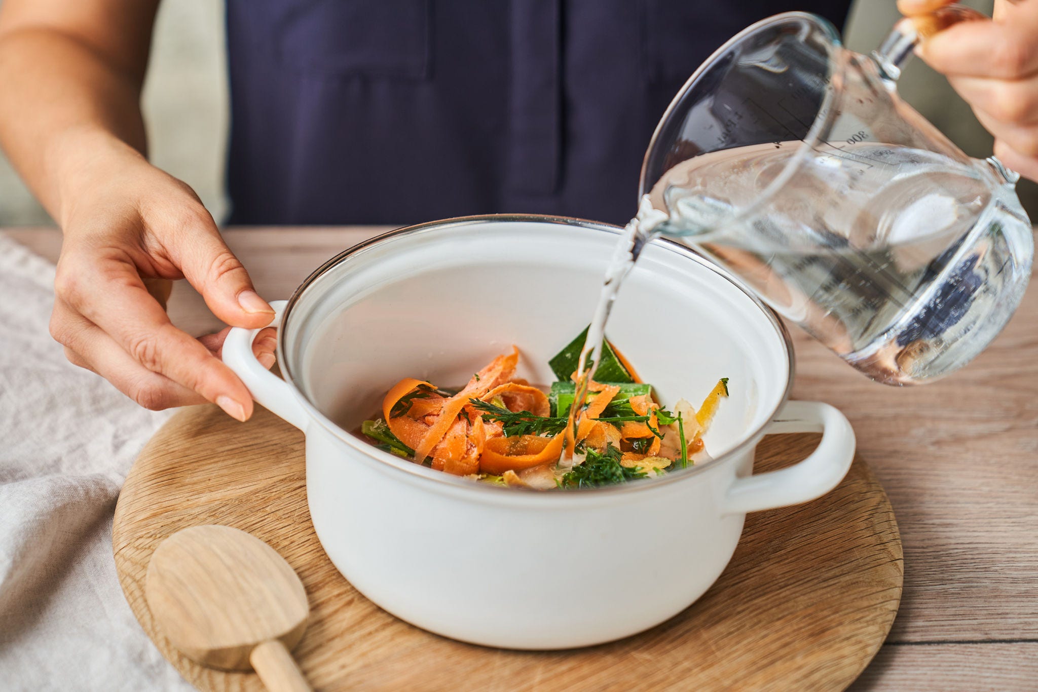 Transforme os legumes que sobraram em um caldo caseiro saboroso!