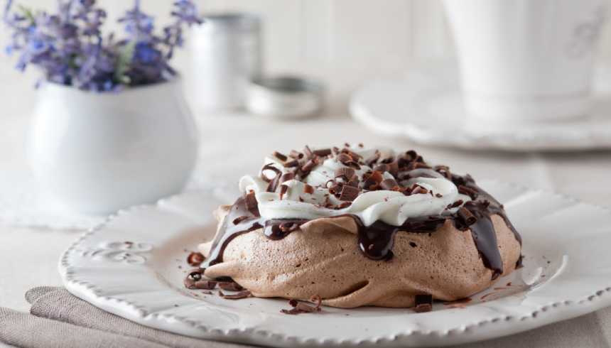 Bolo de frutas e chocolate pavlova