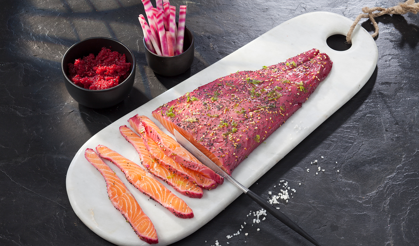 Salmão Gravlax Marinado com Beterraba e Gergelim