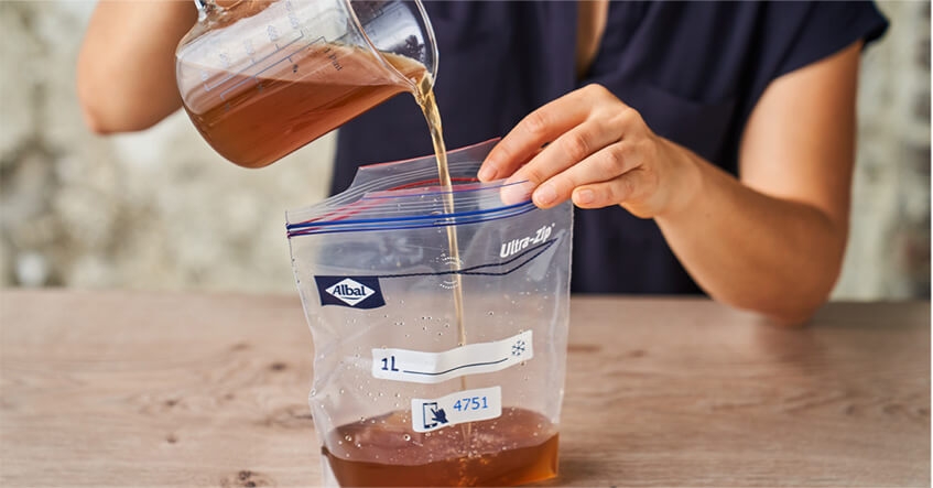 Caldos caseiros de frango e legumes: receita anti-desperdício