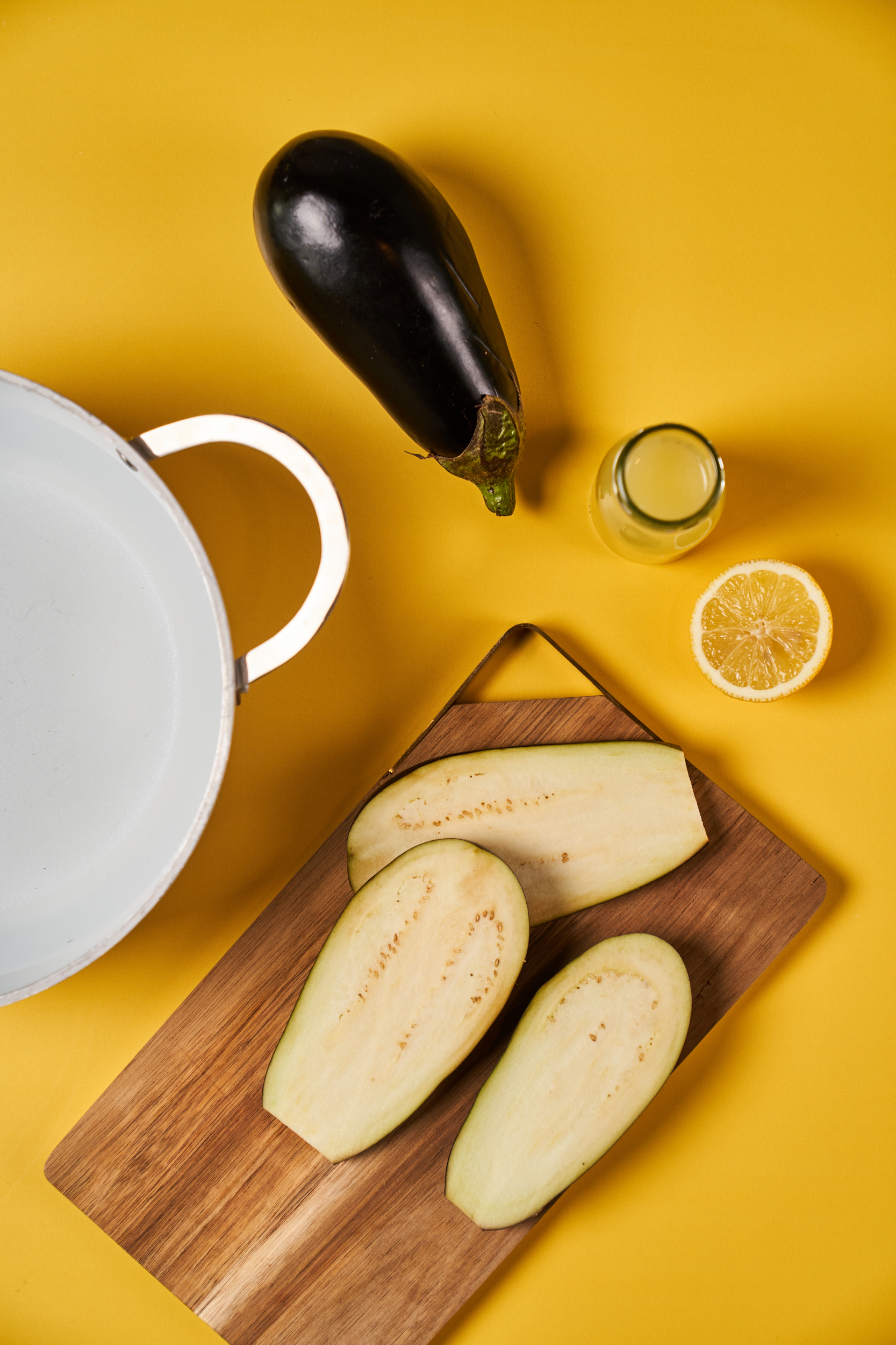 Crema de berenjena con almendras y chorizo