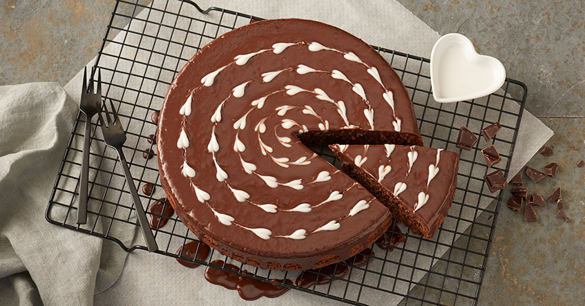 Receita de bolo de chocolate úmido com cobertura e decoração