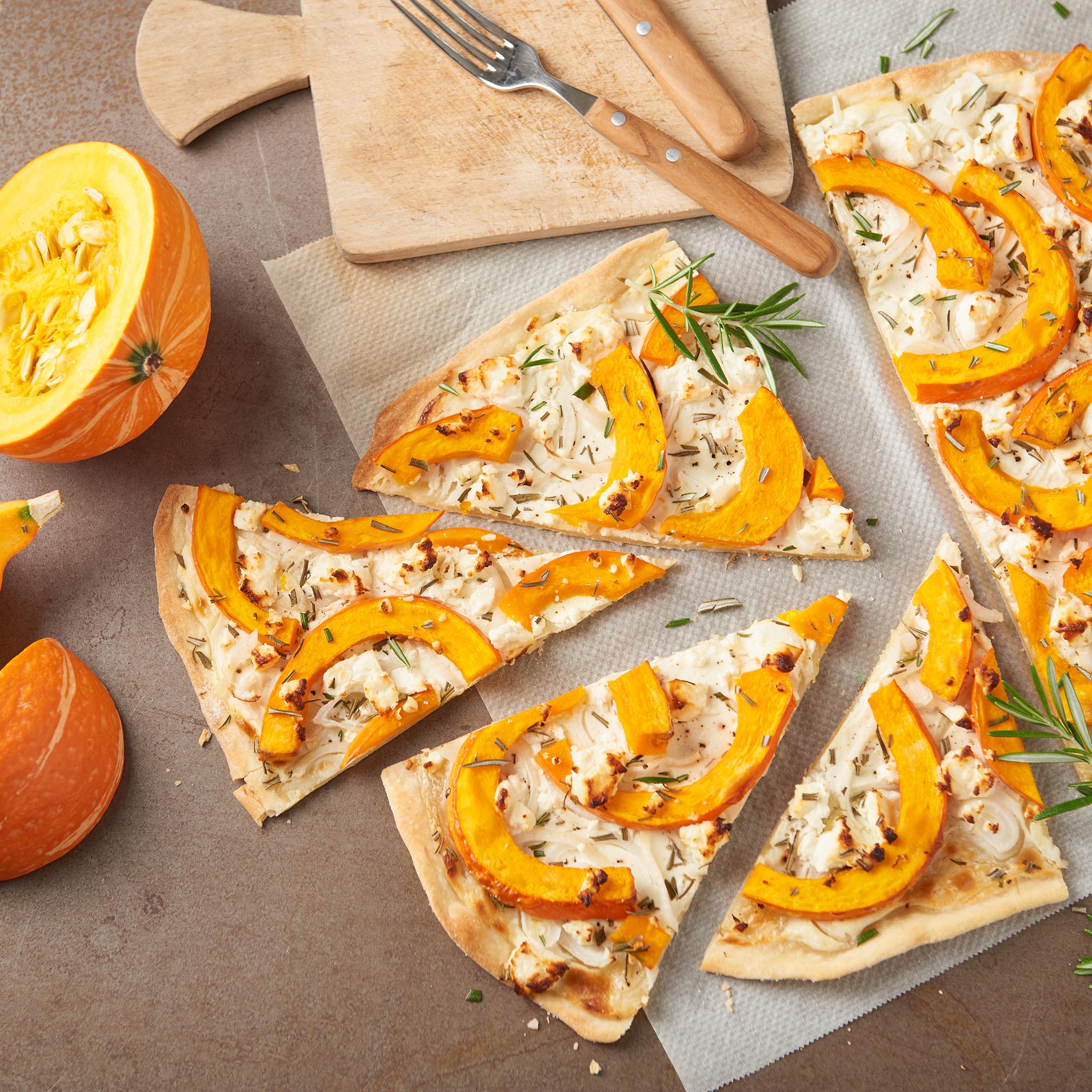 Pizza fina de calabaza, feta y romero