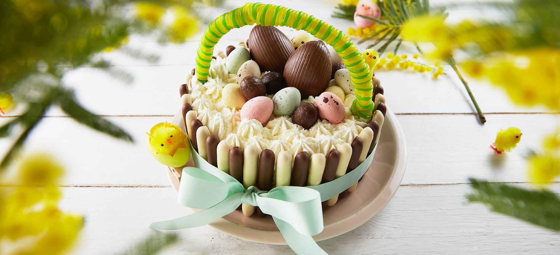 Bolo de Páscoa de chocolate e chantilly