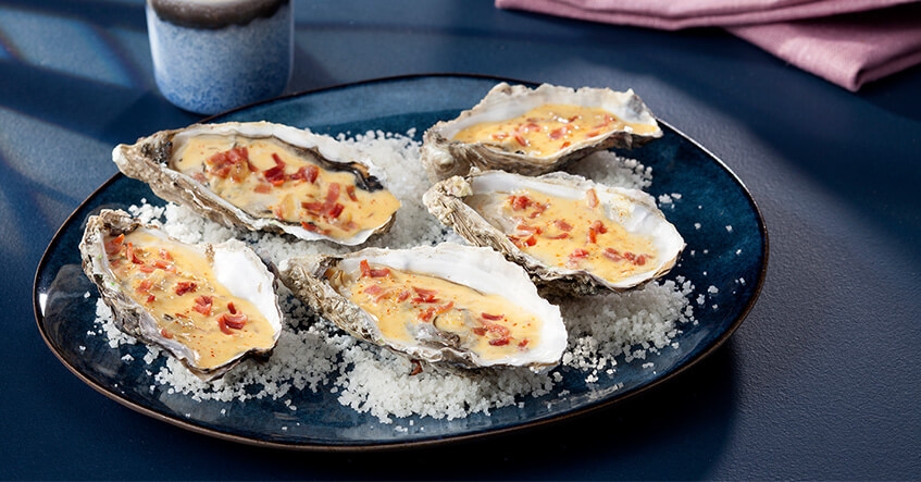 Ostras picantes com presunto Bayonne e creme espumante com pimenta Espelette