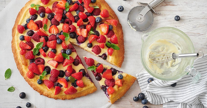 Pizza doce de frutas vermelhas e creme de marzipã