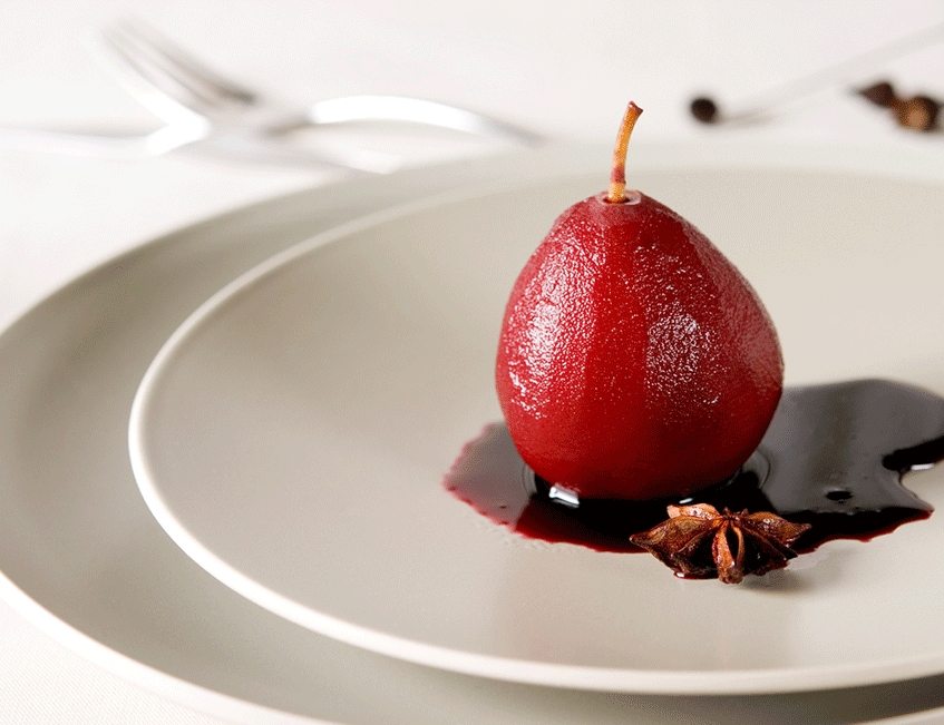 Peras em Vinho Tinto e Especiarias: Uma Sobremesa Refinada
