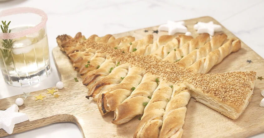 Árvore de Natal com massa folhada com salmão defumado e cream cheese: receita ideal para um aperitivo
