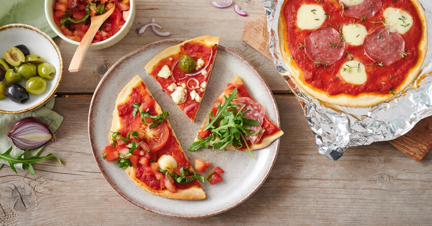 Albal®: Pizza colorida num prato e em papel de alumínio Albal®.