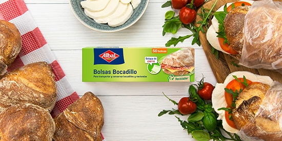 Alimentos sempre frescos com os sacos para sanduíches com aba da Albal®.