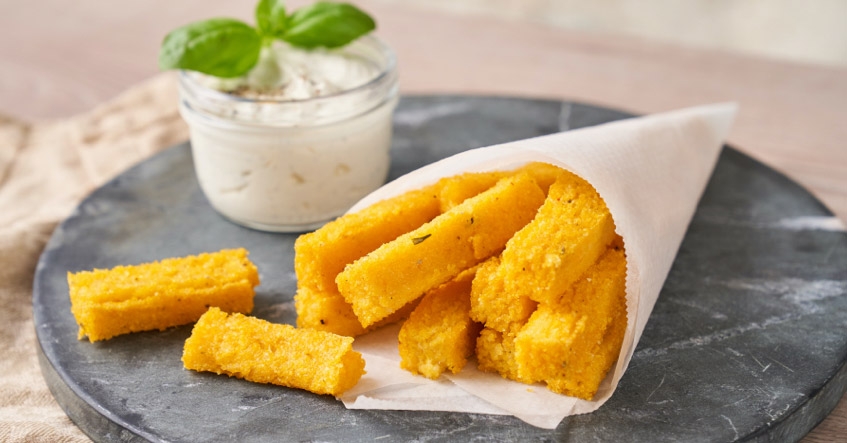 Batatas fritas de polenta crocantes como acompanhamento.