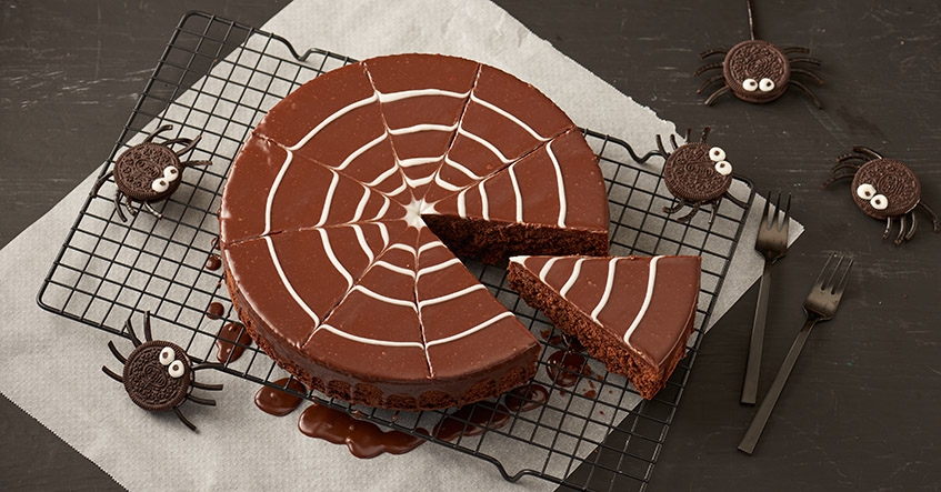 Bolo de chocolate com decoração teia de aranha