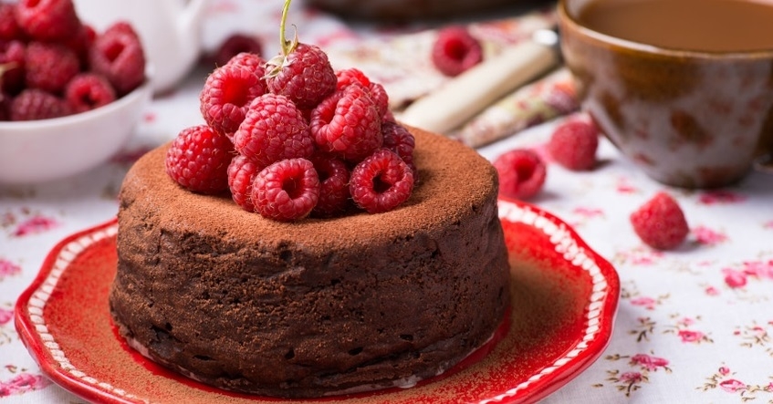 Bolo de vinho tinto, chocolate e framboesas