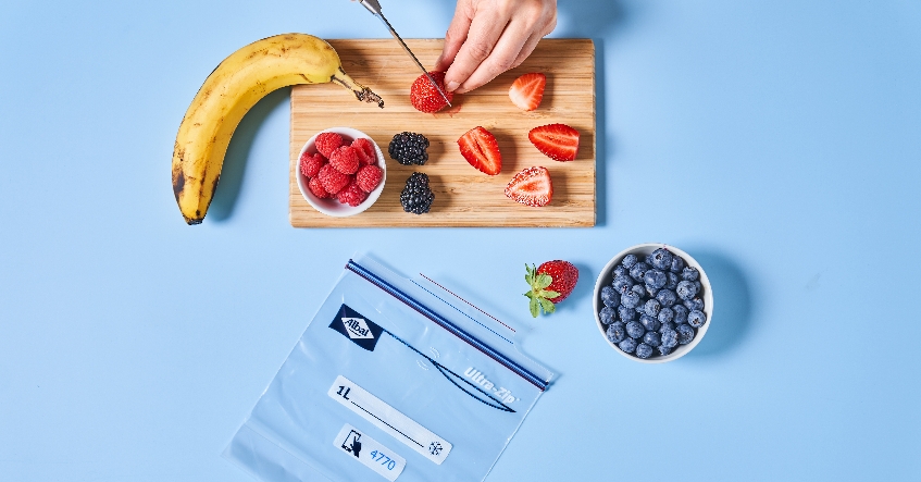 Congelar fruta corretamente de maneira fácil, segura, económica em termos de espaço com os sacos Ultra-Zip® Albal®
