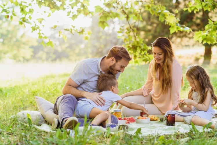 Família em piquenique desfruta de alimentos frescos graças aos sacos para sanduíches com fecho adesivo da Albal®