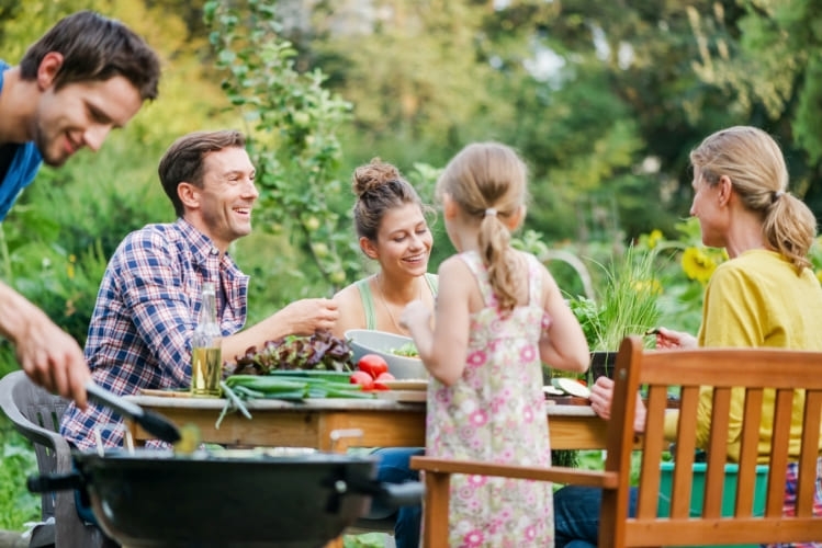 Leve os seus alimentos frescos para um piquenique com os sacos de conservação com aba da Albal®