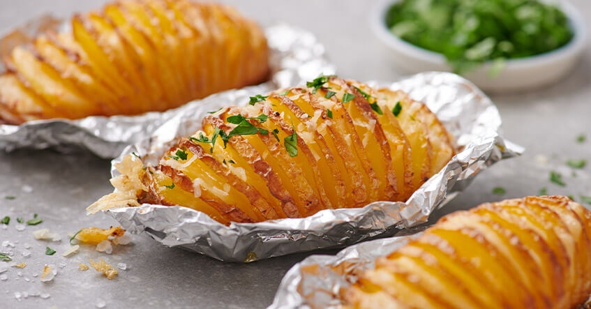 Receita da Albal®: Batatas Hasselback com queijo e ervas no forno em pacotes de papel de alumínio da Albal®