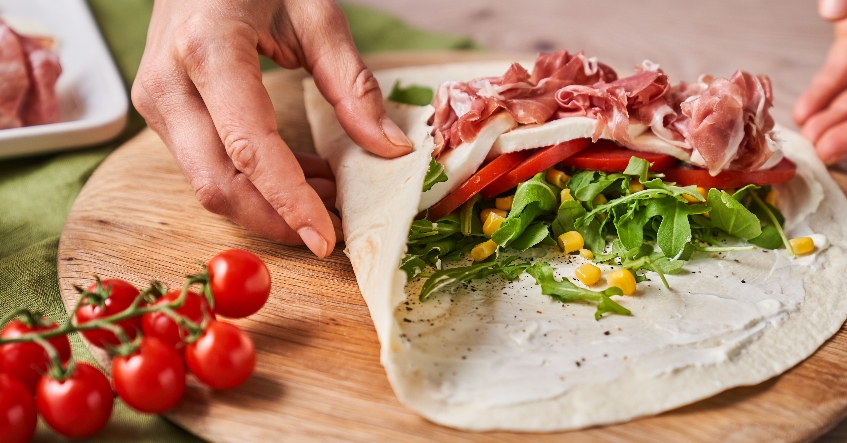 Receita de verão: Wrap ao estilo italiano com mozarela, rúcula e prosciutto.