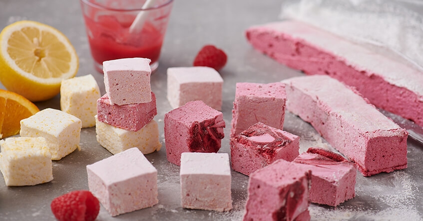 Receta Albal® para marshmallows coloridos com várias frutas cortadas em forma de cubo