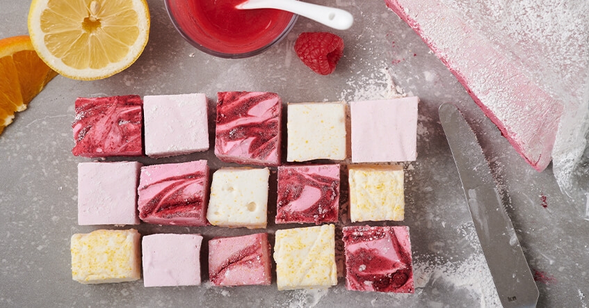 Receta Albal® para marshmallows coloridos com várias frutas, unidas para formar um puzzle.