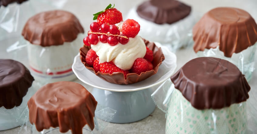 Tacinhas de chocolate em película aderente da Albal® e conjunto de chávenas com creme de mascarpone e bagas.