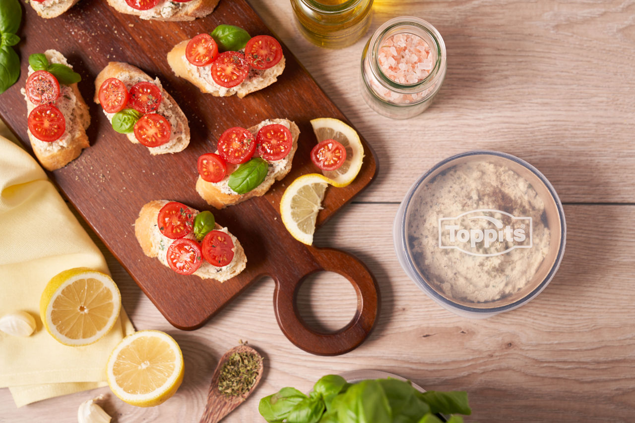 Bruschetta com favas e cream cheese