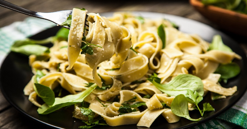 Tagliatelle com espinafre e pesto de avelã
